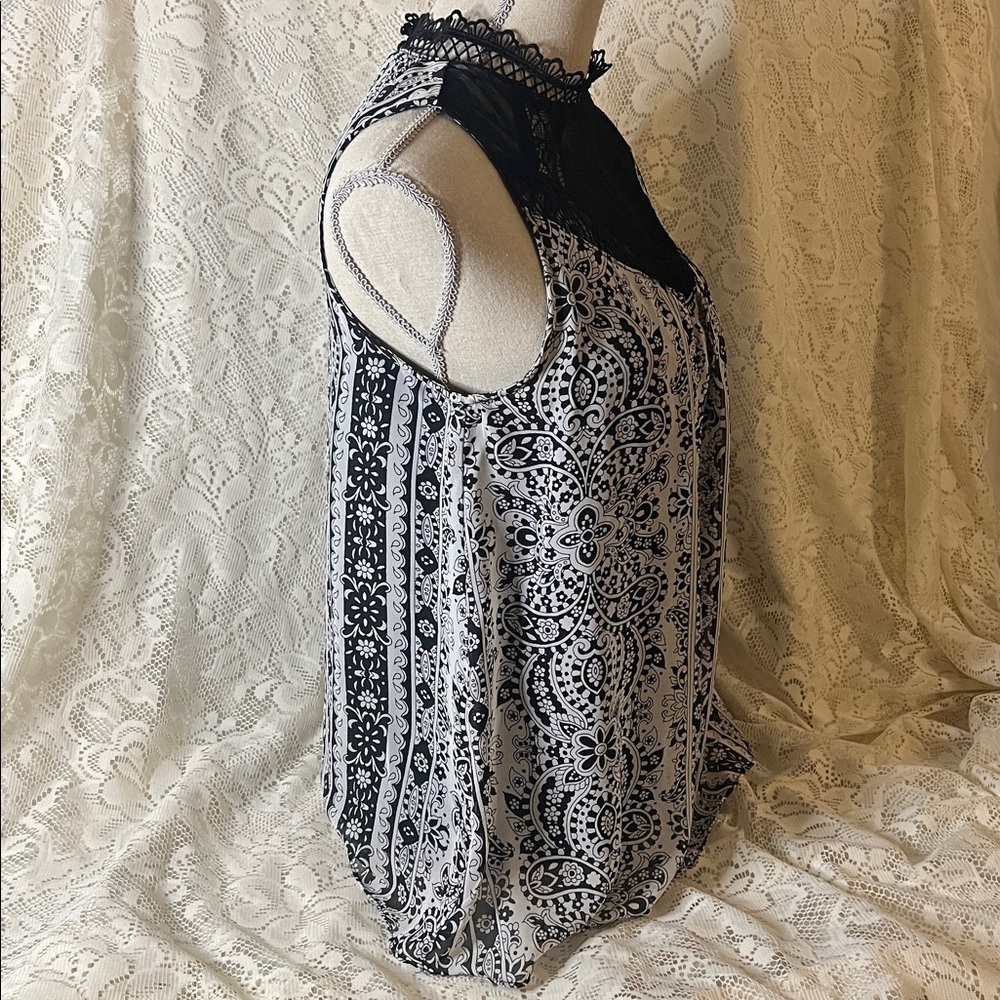 Iz Byer black and white Lace sleeveless top. - Picture 2 of 10